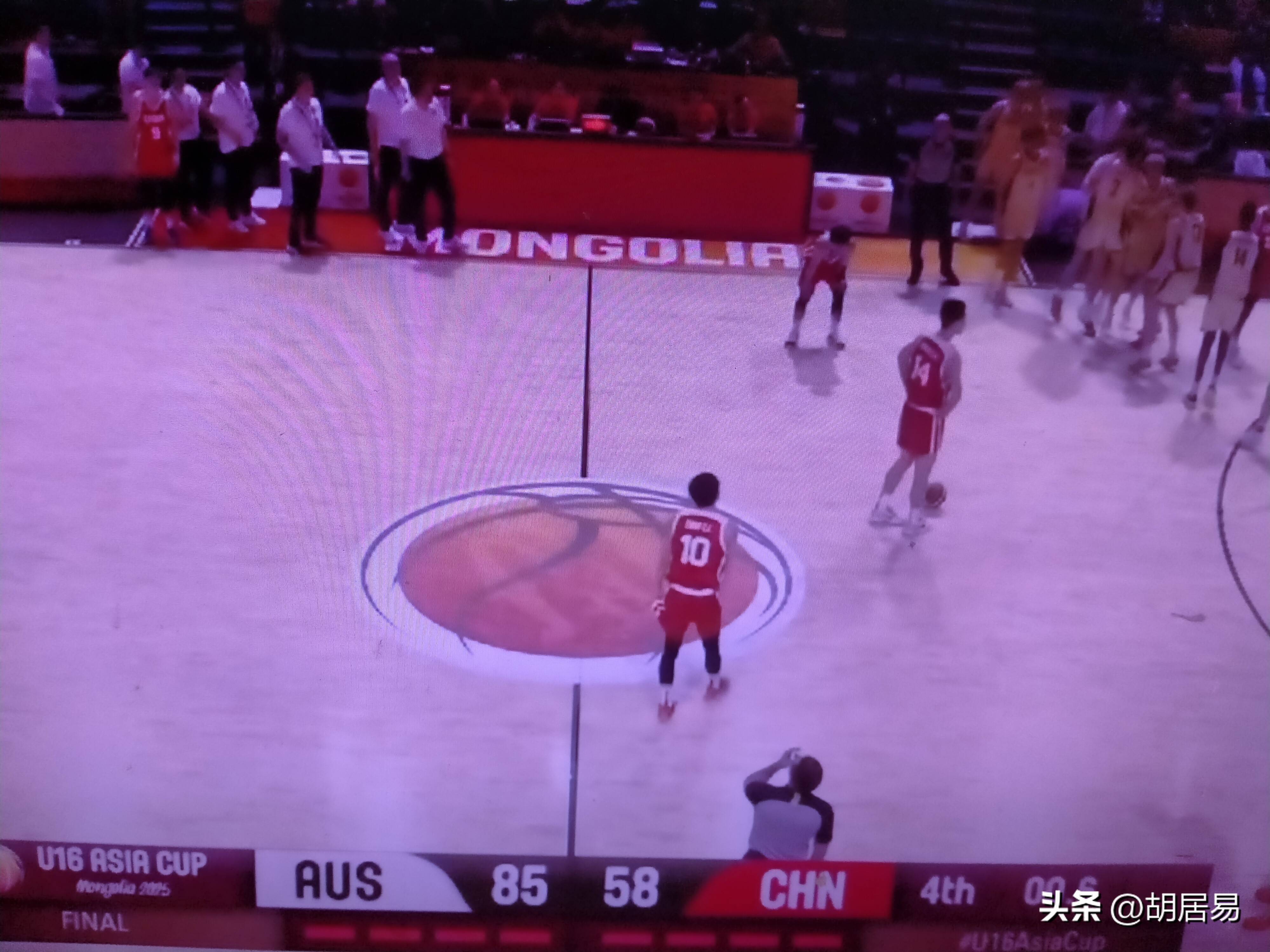 篮球比赛中球队拼尽全力争夺胜利 篮球比赛中球队拼尽全力争夺胜利