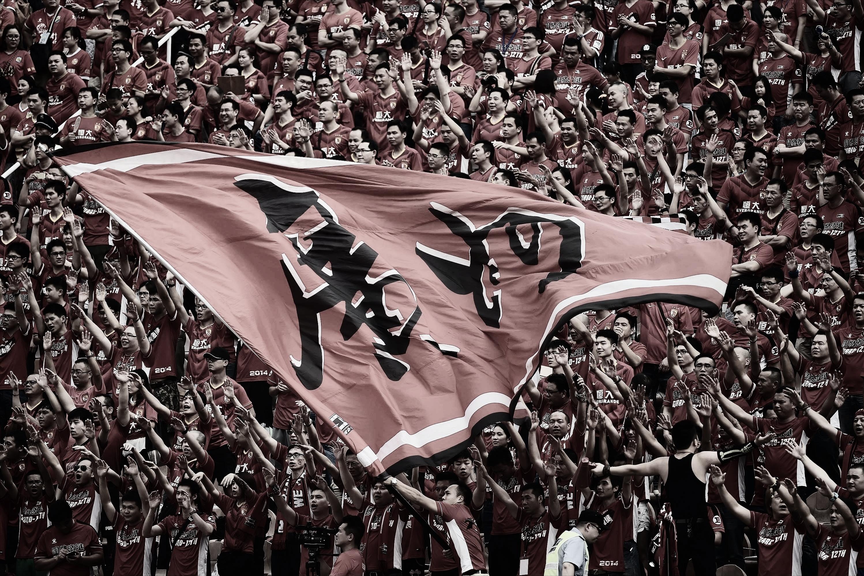 广州队员在场上付出全力,力争晋级 广州队员在场上付出全力,力争晋级